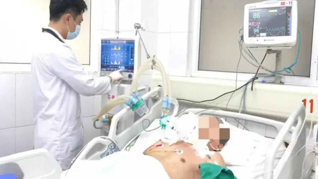 Cụ ông 94 tuổi nguy kịch sau khi bị gà mổ vào chân