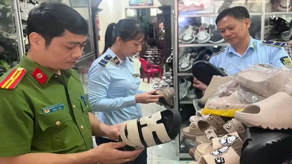 Cửa hàng giày dép bày bán sản phẩm giả mạo nhãn hiệu “HERMES”