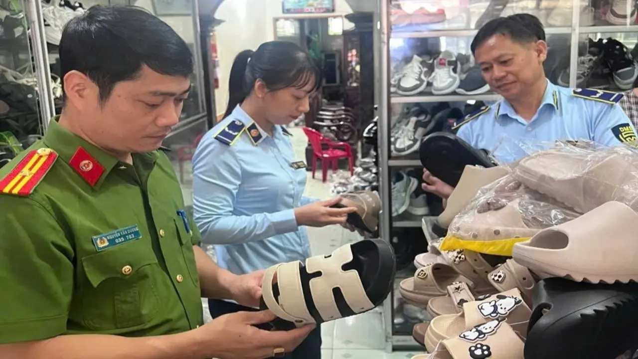Cửa hàng giày dép bày bán sản phẩm giả mạo nhãn hiệu “HERMES”