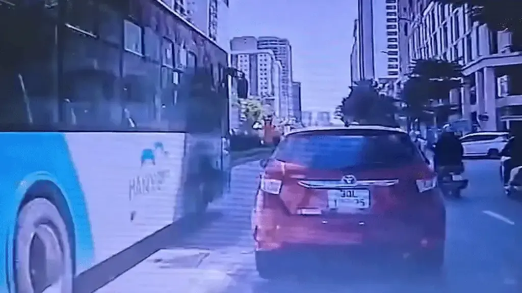 Cục CSGT cảnh báo người đi xe máy hay lấn vào làn ô tô rất nguy hiểm