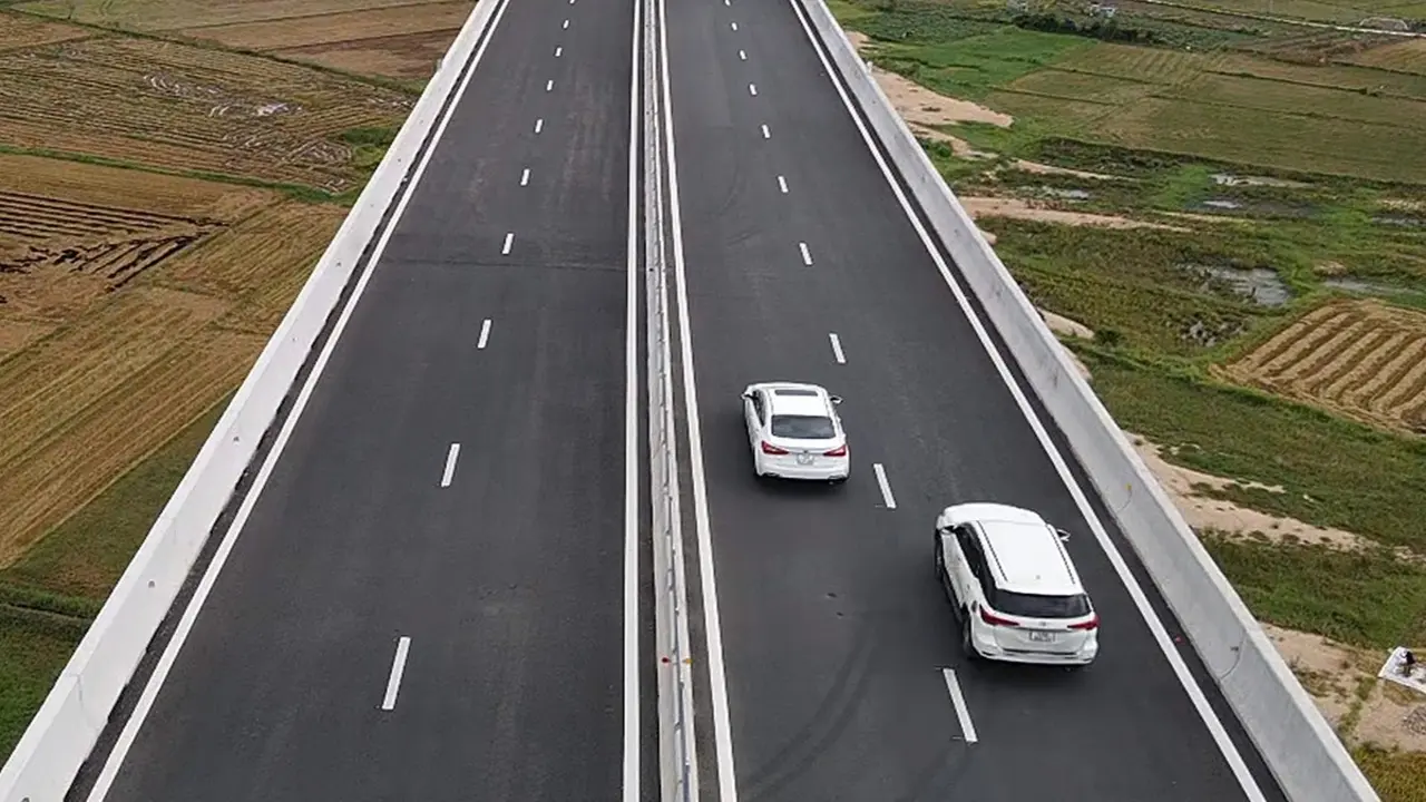 Cục CSGT: Không có khái niệm vượt xe trên đường cao tốc
