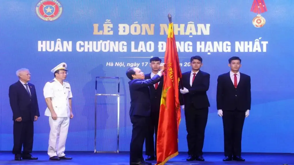 Cục Quản lý Thi hành án dân sự được tặng Huân chương Lao động hạng Nhất