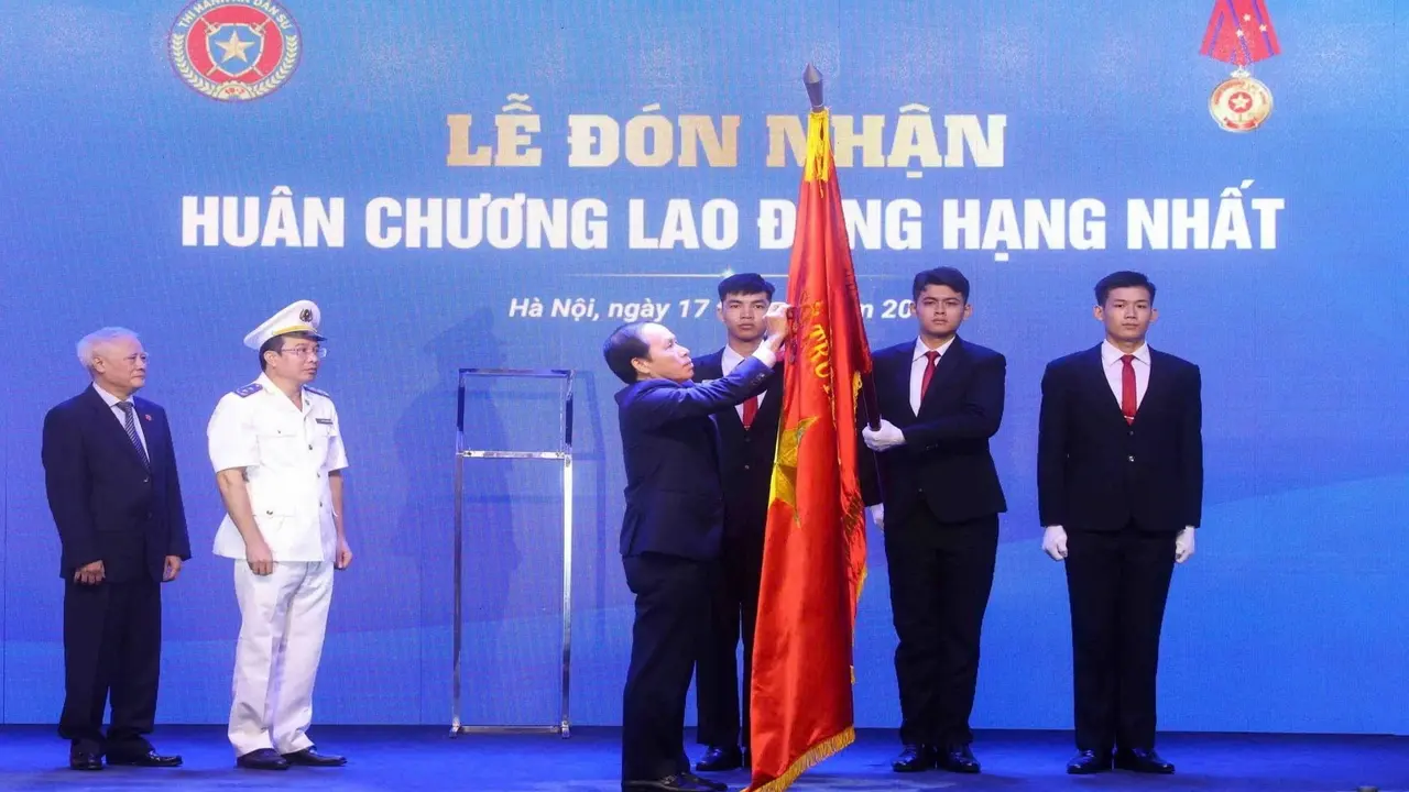 Cục Quản lý Thi hành án dân sự được tặng Huân chương Lao động hạng Nhất