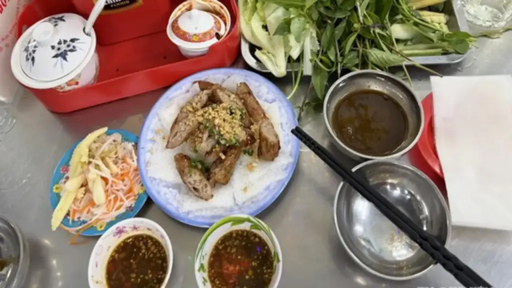 Cuối hè, du khách Việt chuộng du lịch biển và săn món ngon địa phương