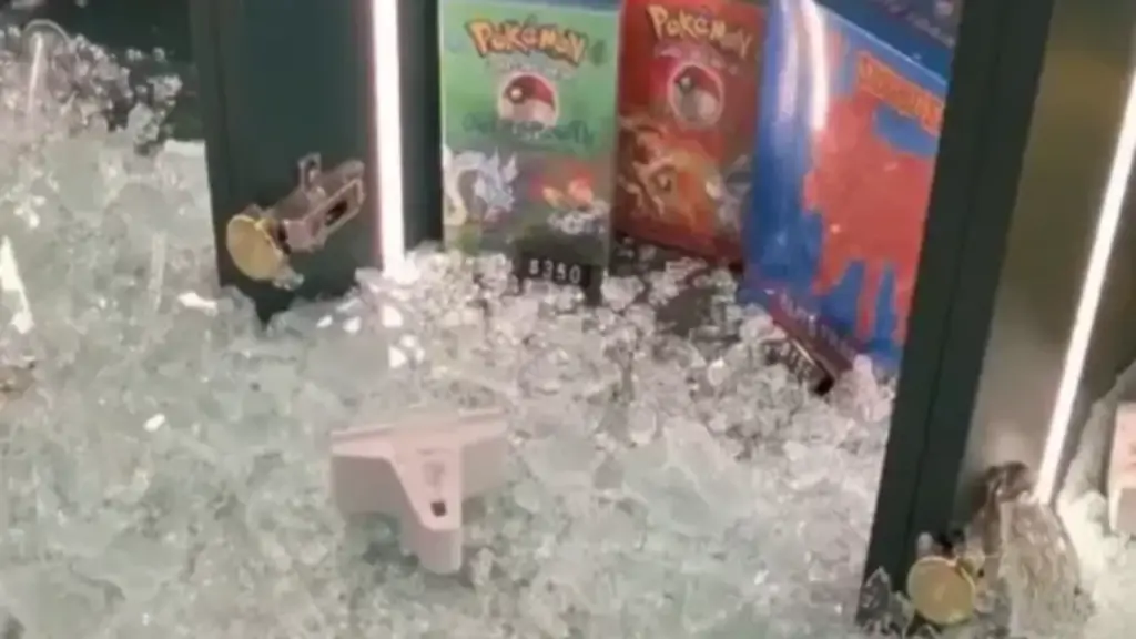 Cướp xông vào cửa hàng thẻ bài Pokemon, lấy đi số hàng trị giá hơn 2,6 tỷ đồng
