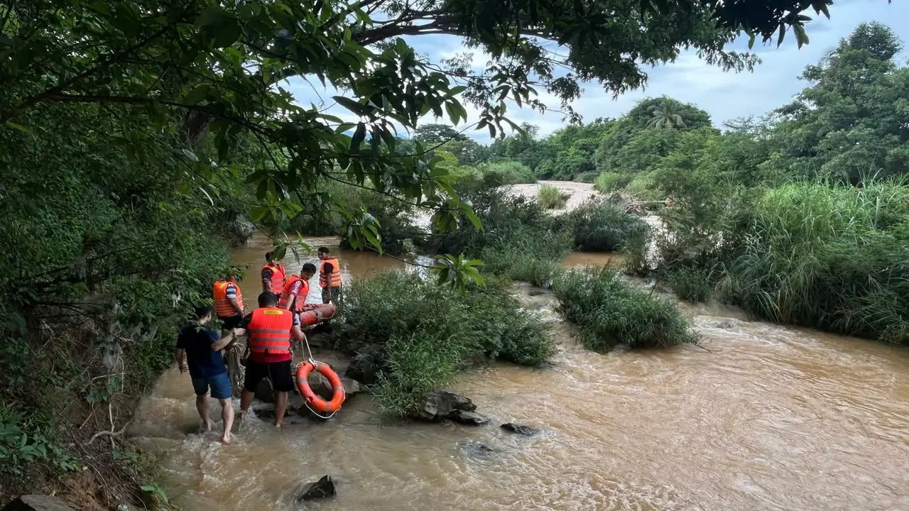 Cứu bé gái 11 tuổi mắc kẹt giữa dòng sông ở Khánh Hòa
