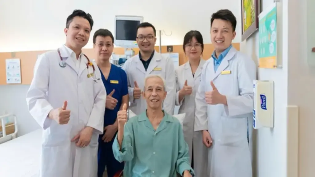 Cứu cụ ông bị phình động mạch chủ dọa vỡ bằng kỹ thuật can thiệp không cần mổ mở