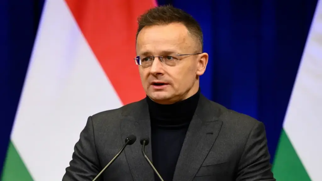 Cựu Ngoại trưởng Hungary bỏ ghế nghị sĩ để đầu quân cho hãng xe điện BYD