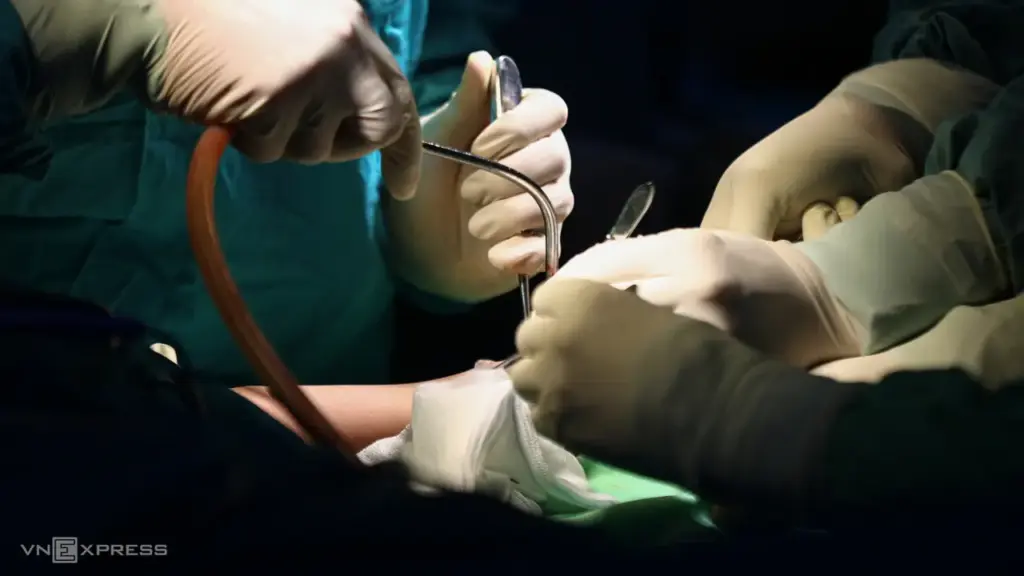 Cứu sống bé trai 11 tuổi bị tổn thương não sau mâu thuẫn tại trường
