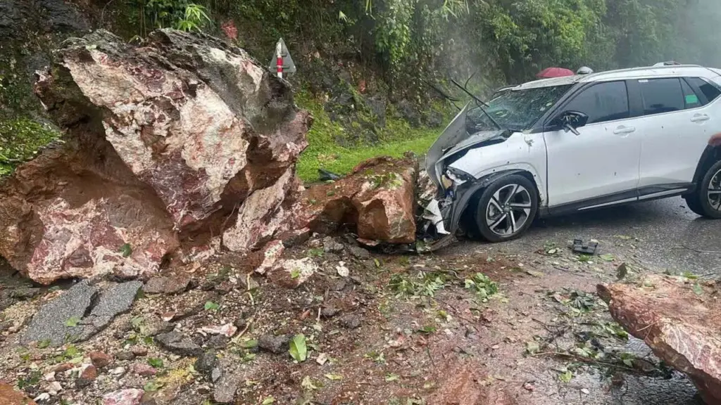 Đá lăn đè trúng ôtô trên quốc lộ 6