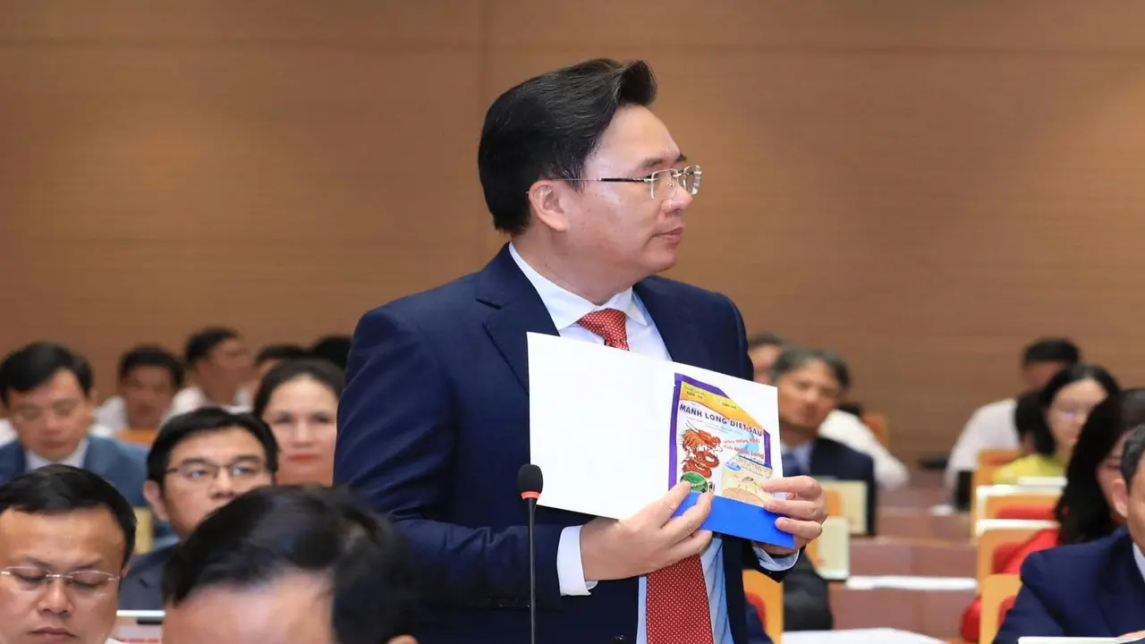 Đại biểu mang vỏ túi thuốc trừ sâu vào nghị trường HĐND TP Hà Nội chất vấn