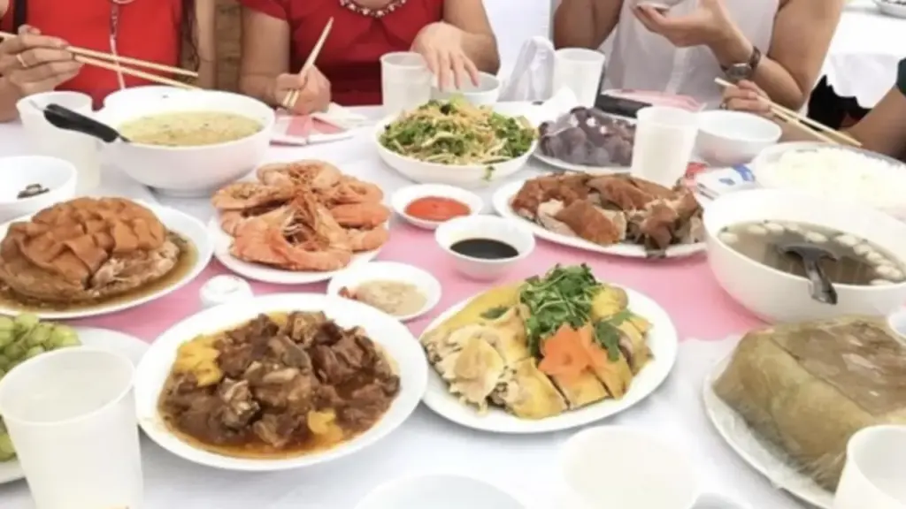 'Đại học rớt giá vì xóm tôi không còn tiệc mừng con thi đậu'
