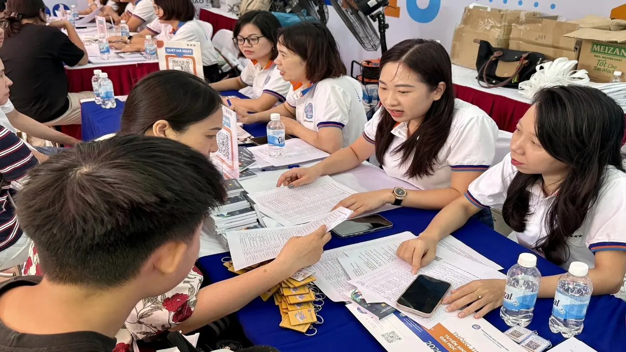 Đại học Thương mại công bố điểm sàn 2026, dự kiến giảm điểm chuẩn