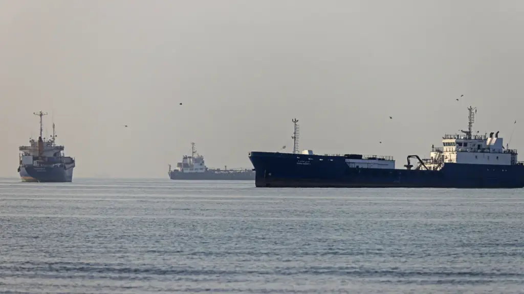 Đại sứ Mỹ bác tin Iran đóng eo biển Hormuz, 20 tàu thương mại mới băng qua