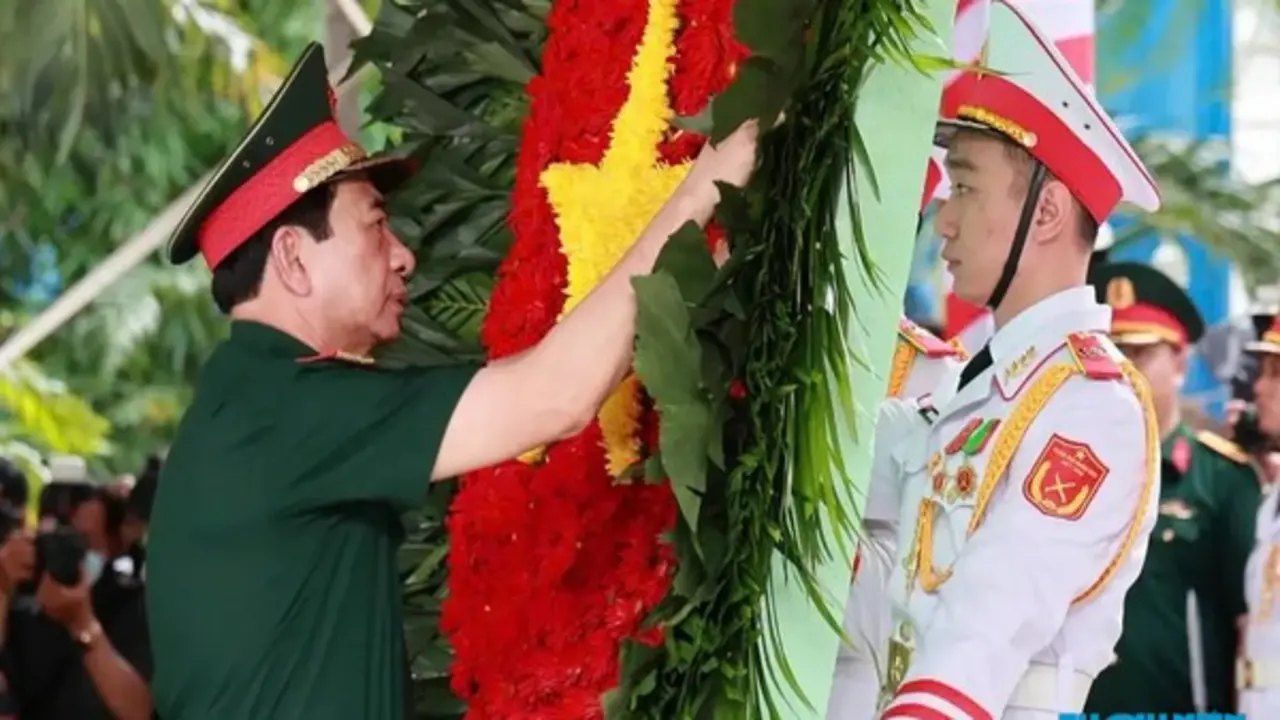 Đại tướng Phan Văn Giang dâng hương anh hùng liệt sĩ tại công viên Lê Thị Riêng