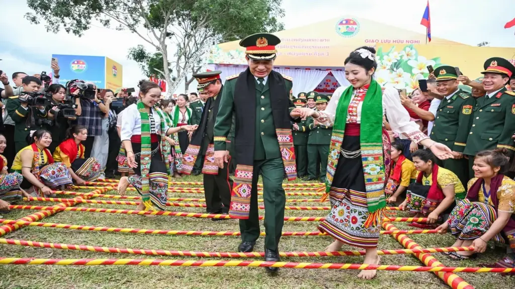 Đại tướng Phan Văn Giang nhảy sạp cùng đồng bào biên giới
