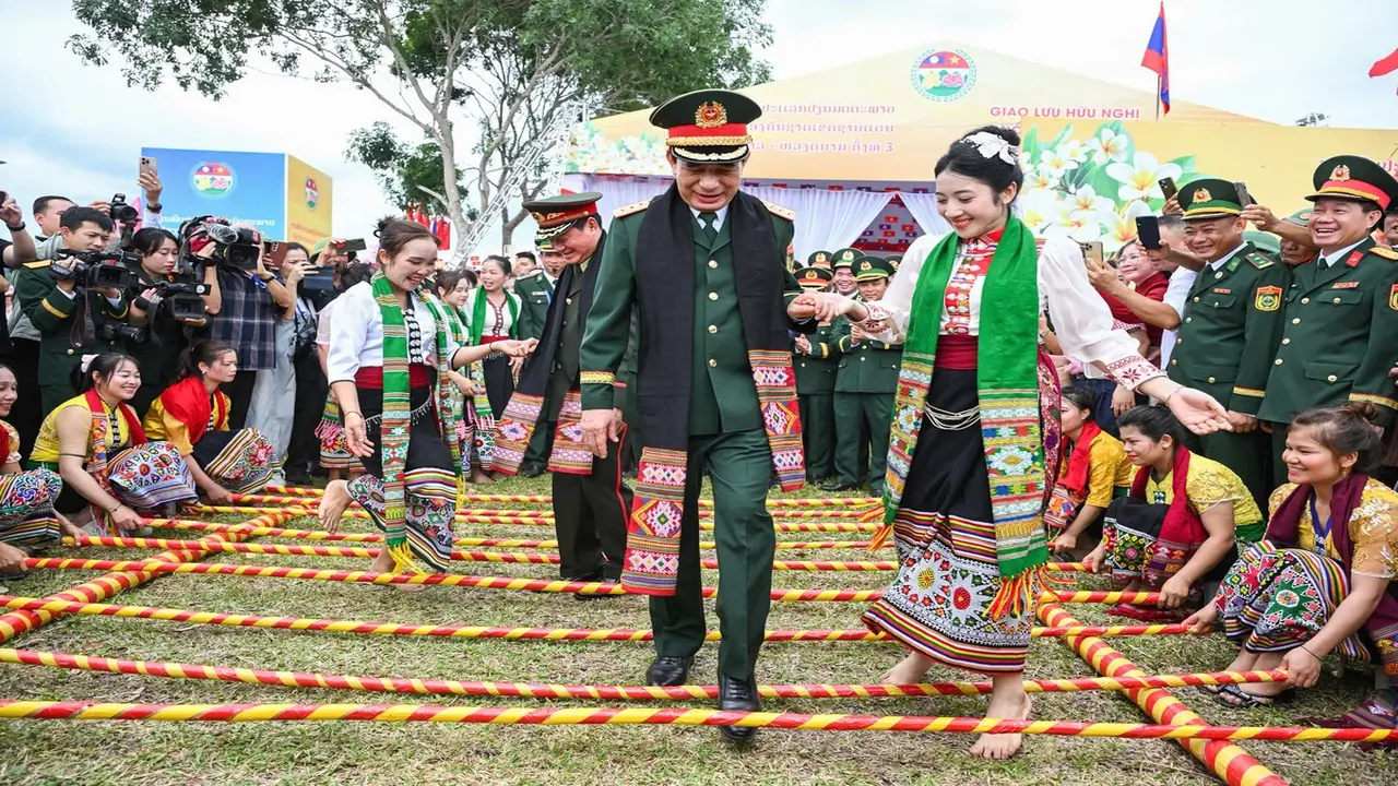 Đại tướng Phan Văn Giang nhảy sạp cùng đồng bào biên giới