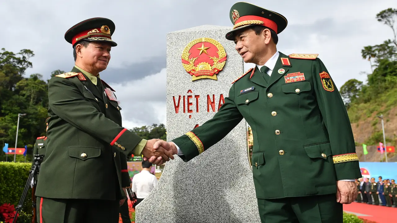 Đại tướng Phan Văn Giang sang Lào giao lưu hữu nghị biên giới