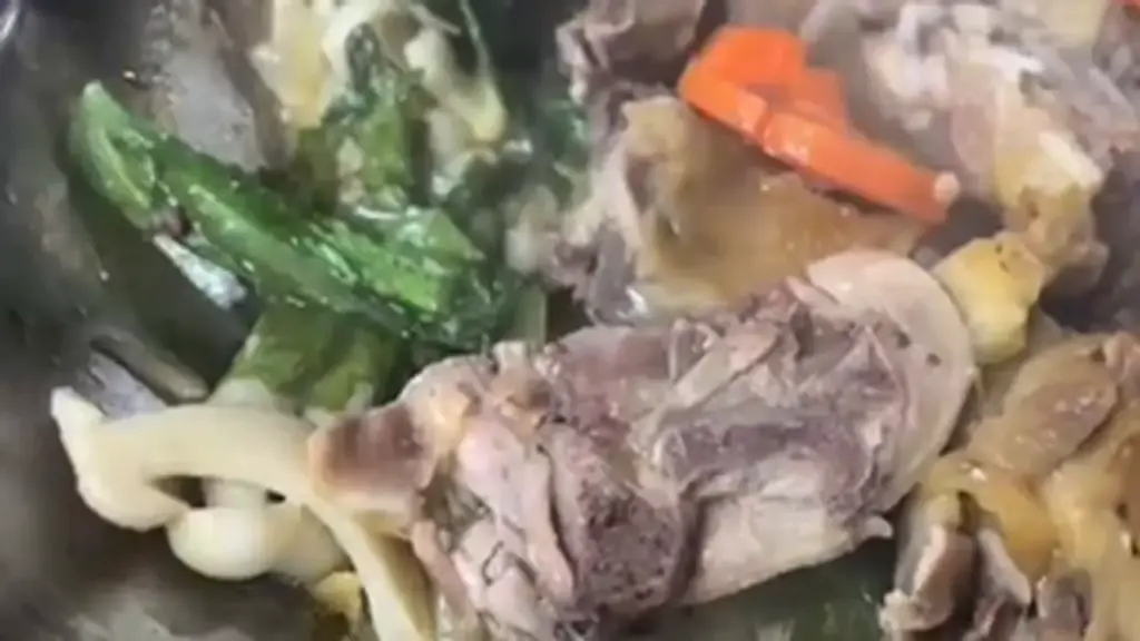 Đắk Lắk: Tạm đình chỉ cơ sở nấu tiệc có món gà nghi có dòi