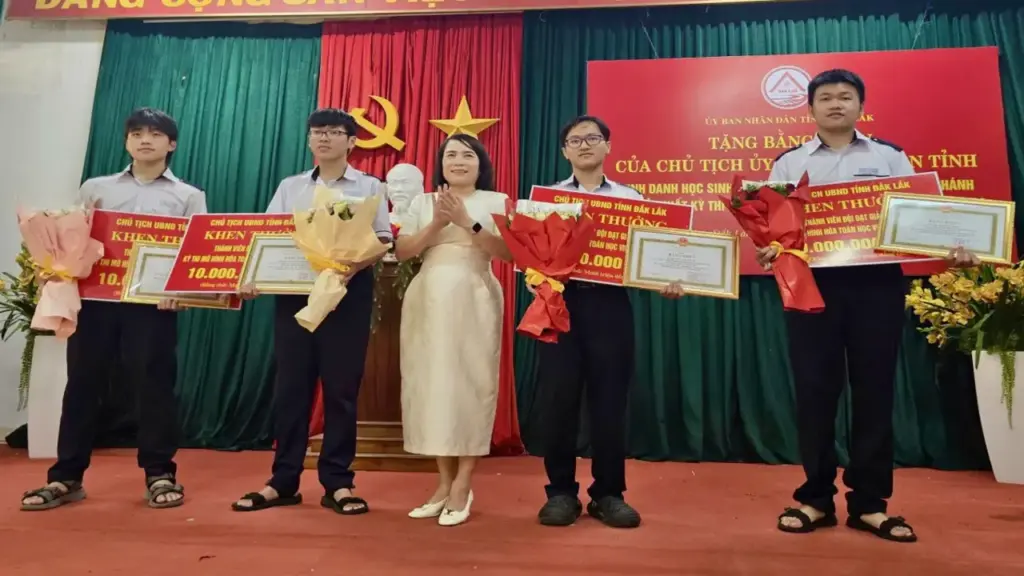 Đắk Lắk thưởng nóng đội học sinh vô địch Mô hình hóa toán học Việt Nam