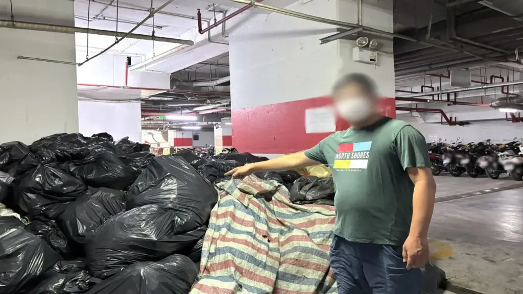 Dân chung cư cao cấp Hà Nội khổ vì rác ứ đọng, hôi thối nồng nặc nhiều ngày