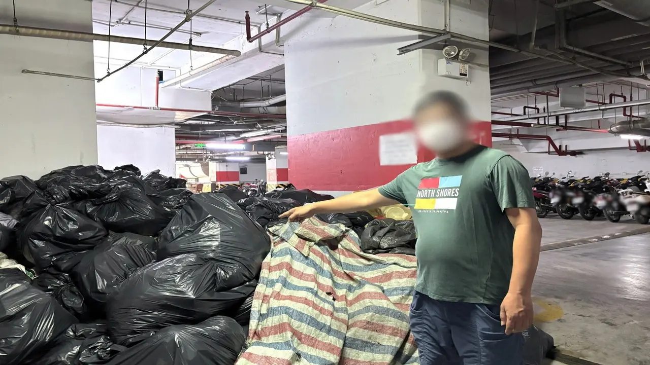 Dân chung cư cao cấp Hà Nội khổ vì rác ứ đọng, hôi thối nồng nặc nhiều ngày