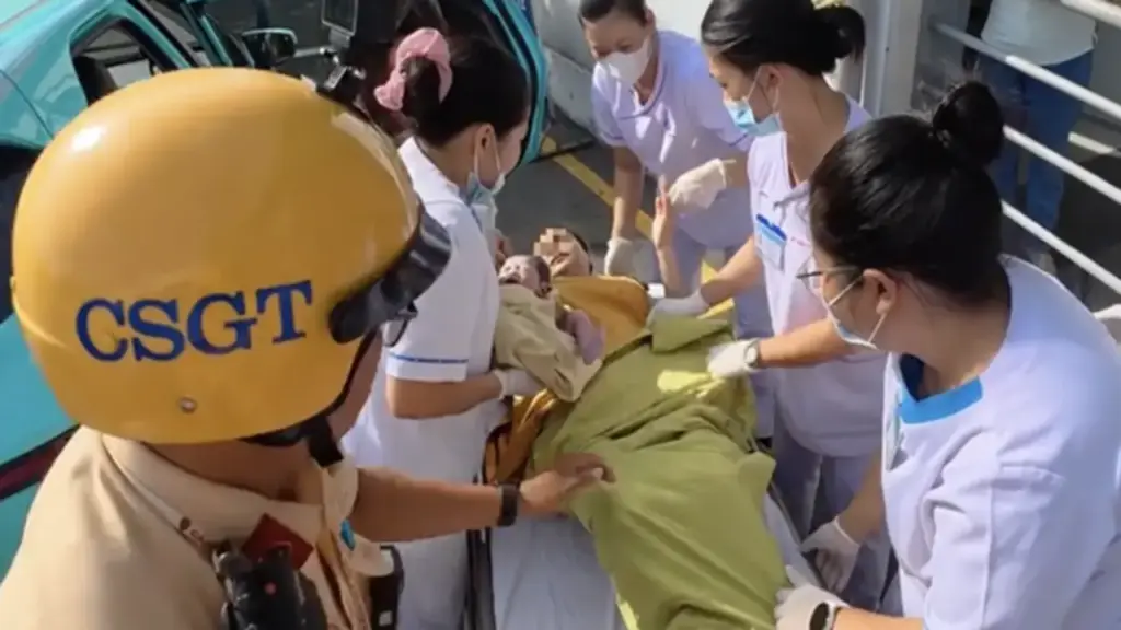 Đang mở đường cho sản phụ, CSGT bất ngờ đổi hướng vì em bé chào đời trên taxi
