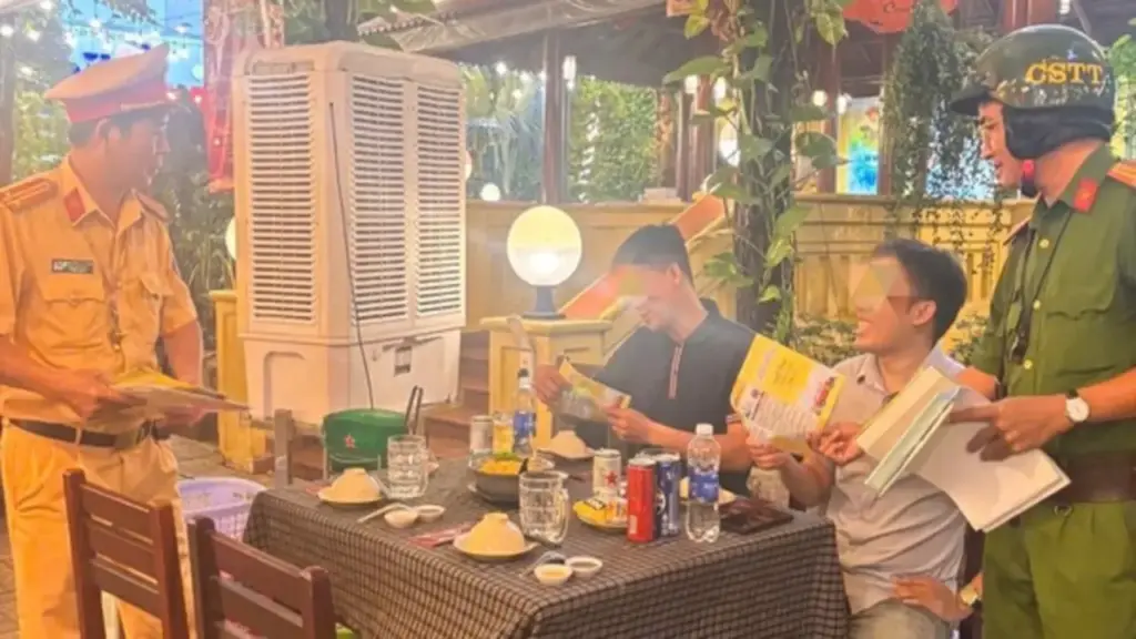 Đang ngồi quán nhậu, thực khách bất ngờ khi CSGT đến tận bàn