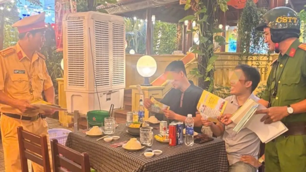 Đang ngồi quán nhậu, thực khách bất ngờ khi CSGT đến tận bàn