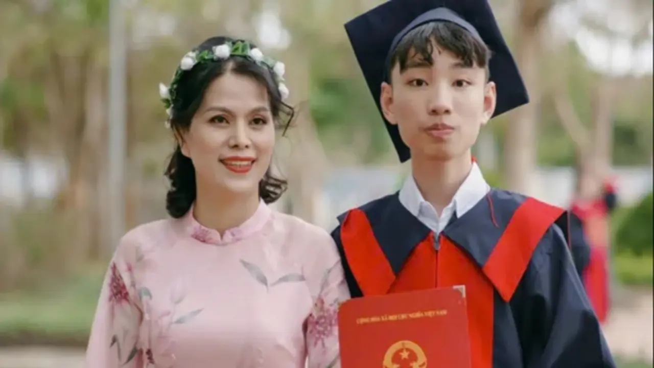 Đang sinh viên, nam sinh vẫn thi lại THPT và đạt thủ khoa khối C00