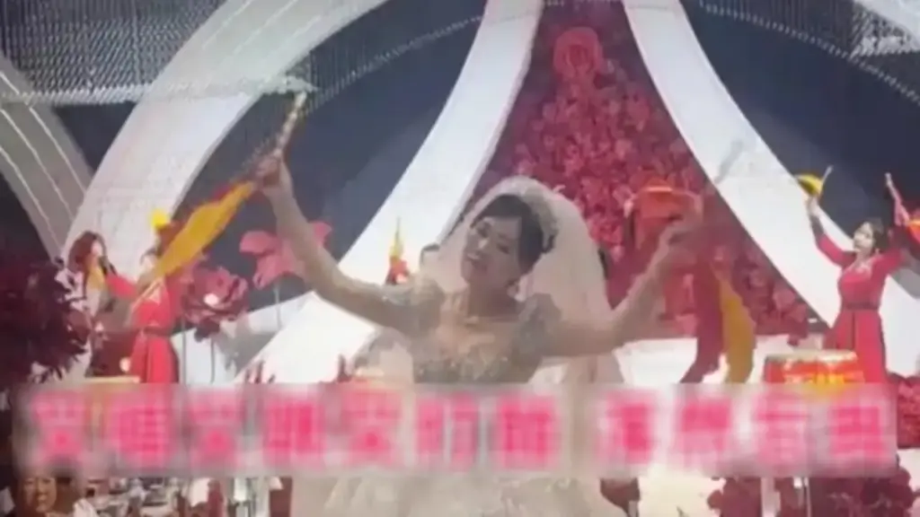 Đang tổ chức đám cưới, cô dâu có hành động khiến quan khách "đỏ mặt"