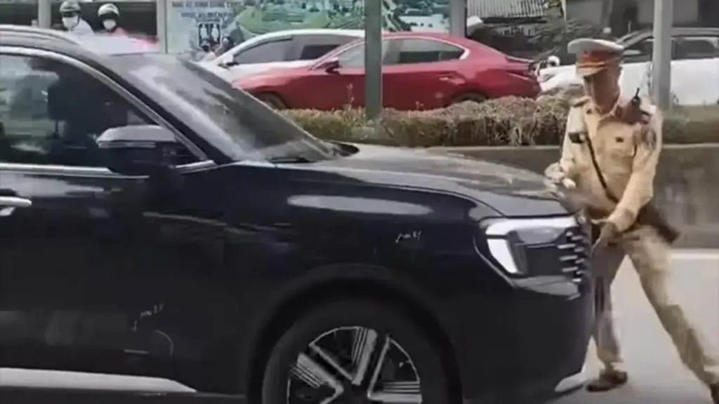 Danh tính tài xế lái xe ô tô đẩy CSGT rồi bỏ chạy ở Hà Nội