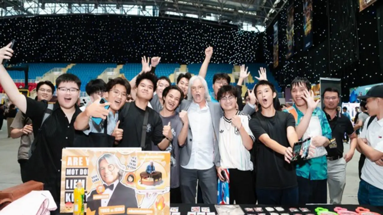 Đầu bếp Mỹ 'Thánh Liêm' Leslie Gilliams ký tặng gần 1.000 CĐV tại The Grand Esports