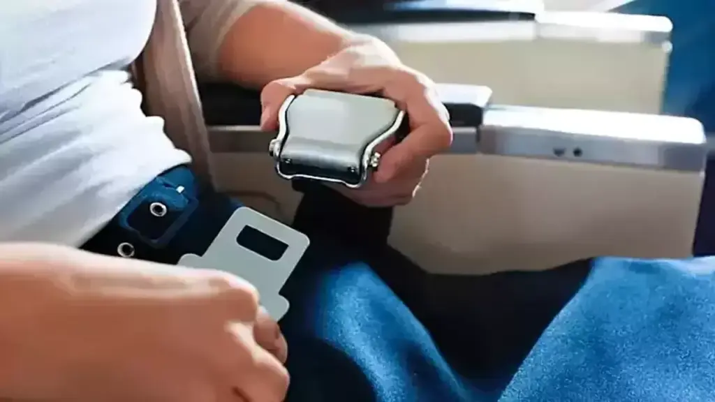 Dây an toàn trên máy bay là 'ổ vi khuẩn'