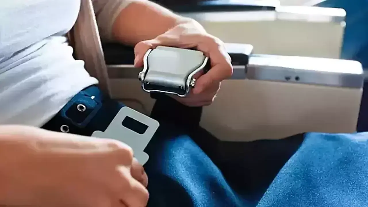 Dây an toàn trên máy bay là 'ổ vi khuẩn'