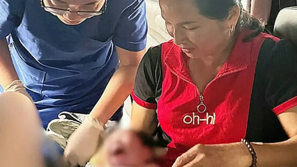 Đẻ rơi con trên ôtô