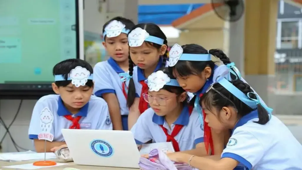 Đề xuất miễn phí toàn bộ sách giáo khoa cho học sinh ở TPHCM