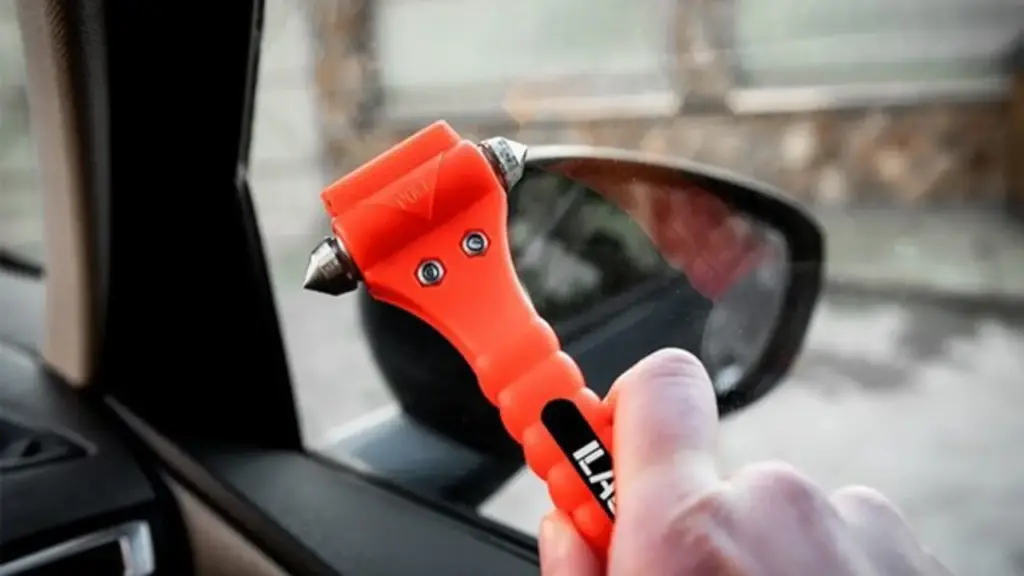 Đề xuất ô tô thiếu gạt nước và búa phá kính thoát hiểm sẽ bị đánh trượt khi đăng kiểm