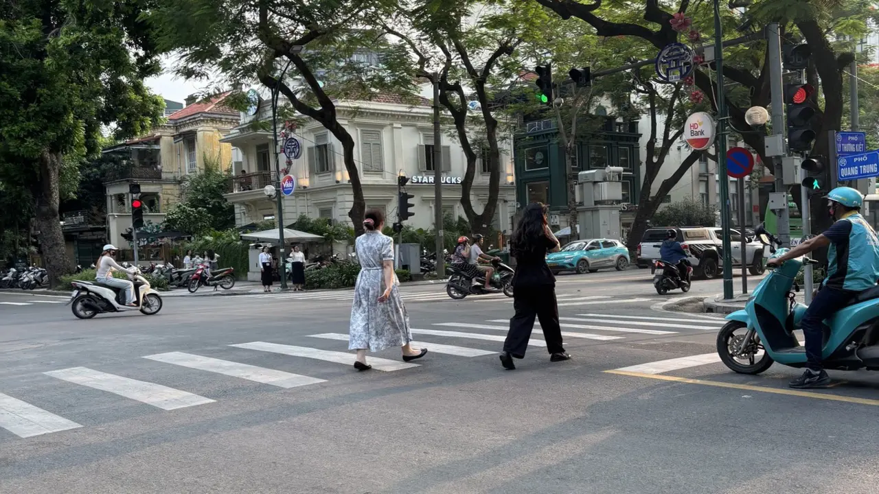 Đi bộ đúng vạch kẻ đường cũng bị mỉa mai 'bày đặt'