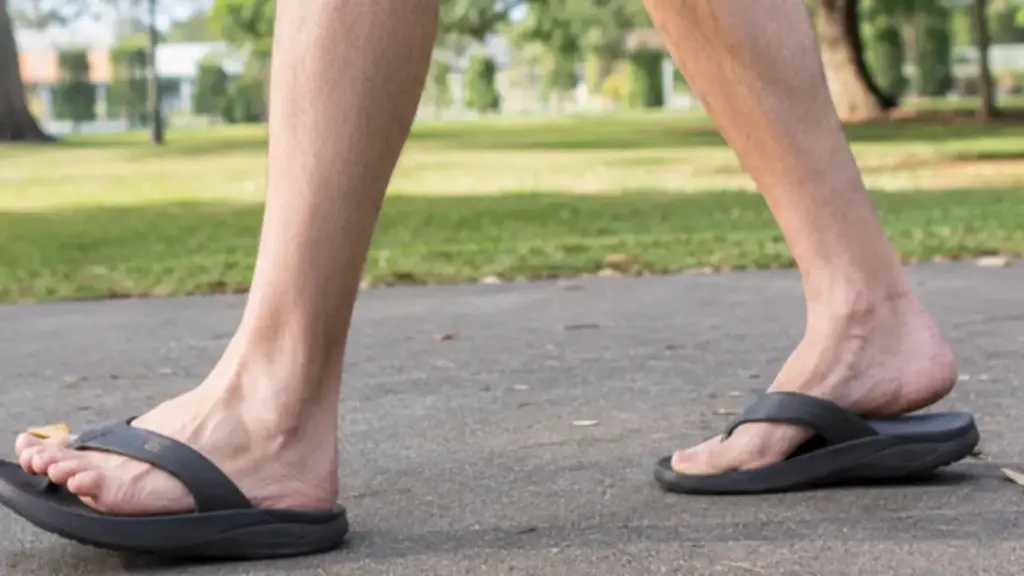 Đi bộ thể dục: Vì sao cần hạn chế mang dép lê?