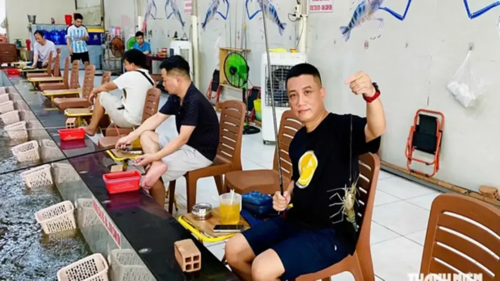 Đi câu giữa lòng thành phố, 'chiến lợi phẩm' là những con tôm càng xanh to đùng