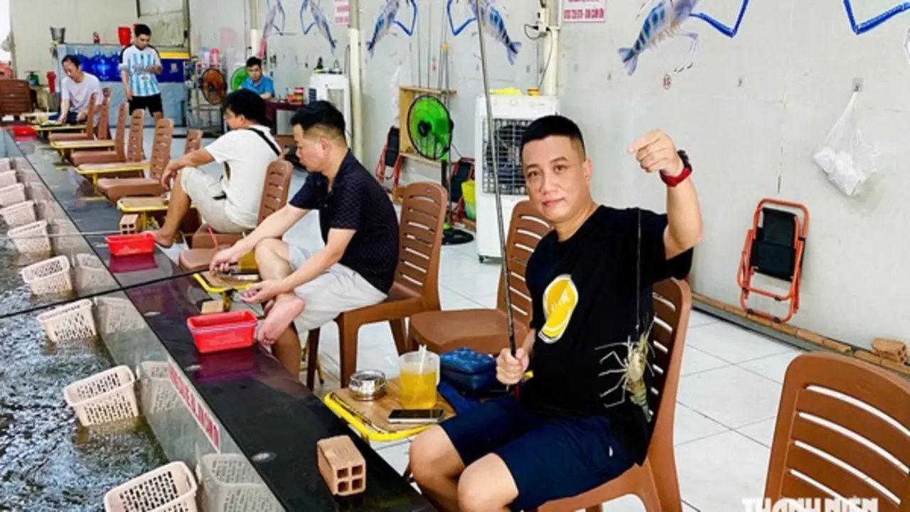 Đi câu giữa lòng thành phố, 'chiến lợi phẩm' là những con tôm càng xanh to đùng