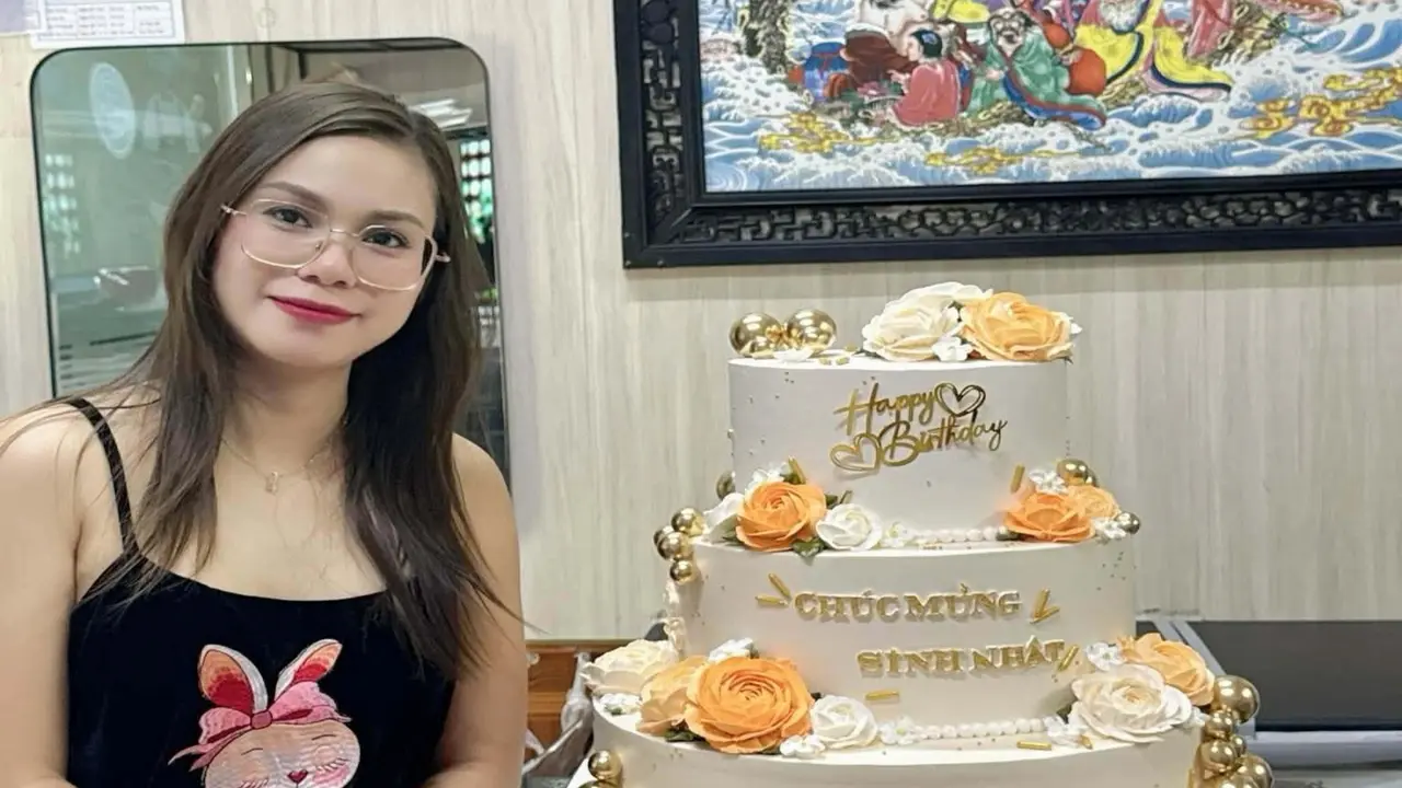 Đi họp lớp quên túi tiền lớn, người đàn ông được cô chủ xinh đẹp giúp đỡ