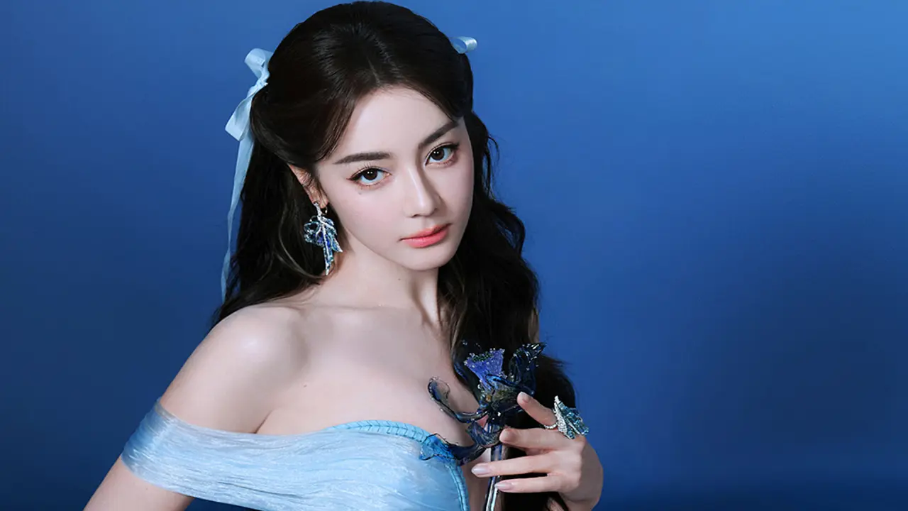 Địch Lệ Nhiệt Ba che chắn vì mặc gợi cảm