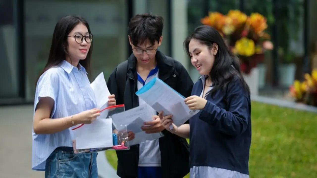 Điểm chuẩn dự kiến các ngành sức khỏe và pháp luật ra sao?