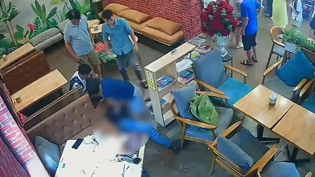Điều dưỡng cứu người ngừng tim trong quán cà phê
