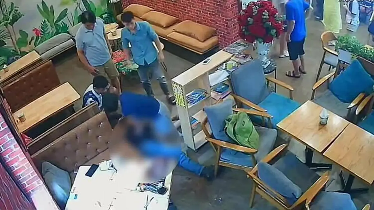 Điều dưỡng cứu người ngừng tim trong quán cà phê