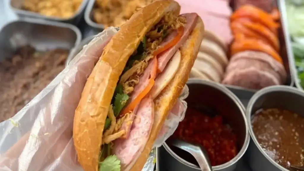 Điều gì khiến 84 người đồng loạt nhập viện sau khi ăn bánh mì ở Lâm Đồng?