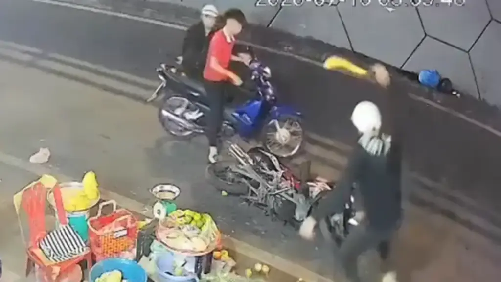 Điều tra vụ nhóm thanh niên cầm hung khí rượt đuổi người, đập xe ở trung tâm TP.HCM
