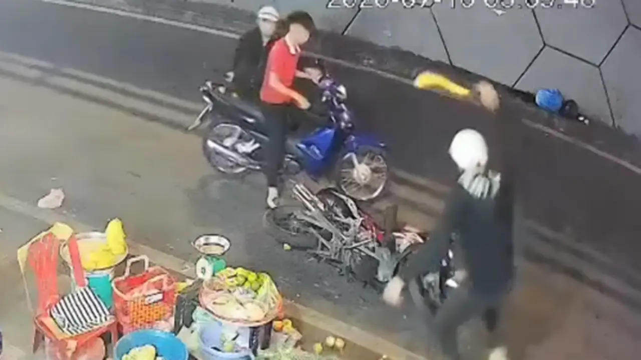Điều tra vụ nhóm thanh niên cầm hung khí rượt đuổi người, đập xe ở trung tâm TP.HCM